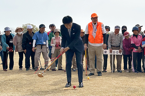 市長がグラウンド・ゴルフをする写真