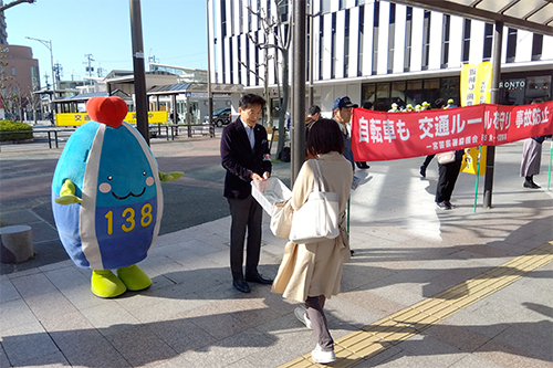 市長が春の交通安全市民運動推進駅前キャンペーンでキャンペーンを実施している写真