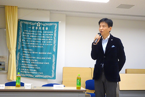 市長が大和町連区の市主催町会長会議であいさつしてる写真