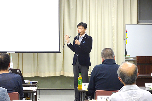 市長が奥町連区の市主催町会長会議であいさつしてる写真