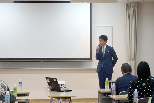 市長が萩原町連区の市主催町会長会議であいさつしてる写真