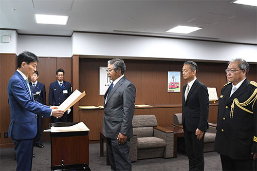 市長が伝達している写真