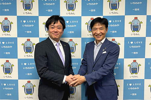 記念撮影している写真
