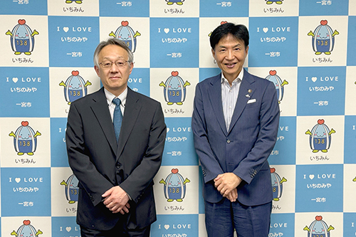 記念撮影している写真