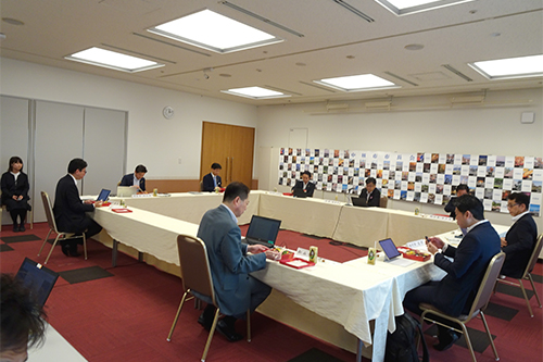 市長が会議に出席している写真