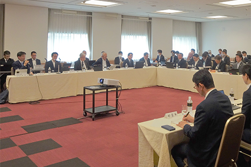 市長が会議に出席している写真