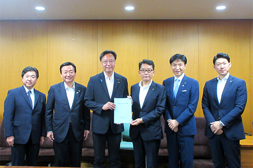 市長が公明党、環境省、文部科学省を訪問している写真