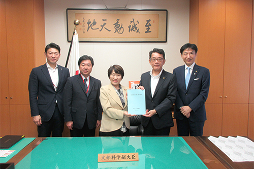 市長が公明党、環境省、文部科学省を訪問している写真