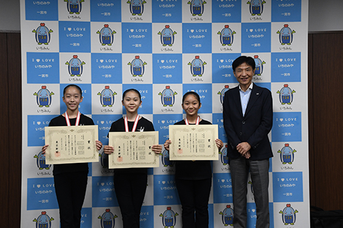 市長が記念撮影している写真