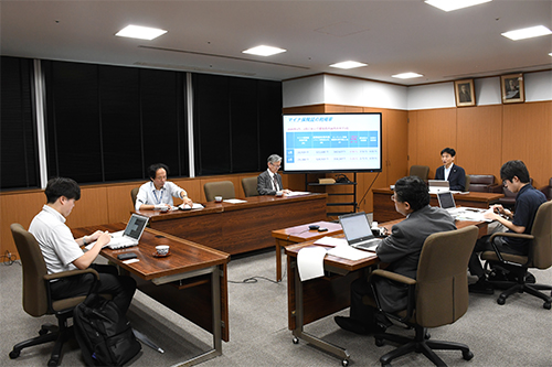 市長が定例市長記者会見で説明している写真
