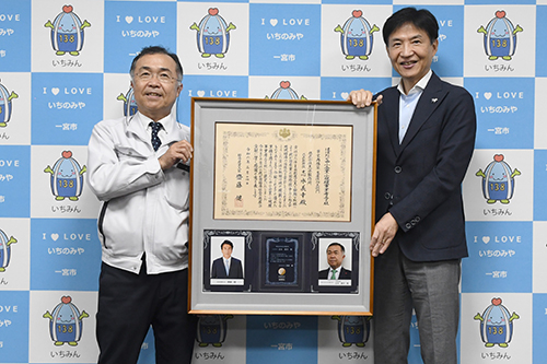 市長が記念撮影している写真