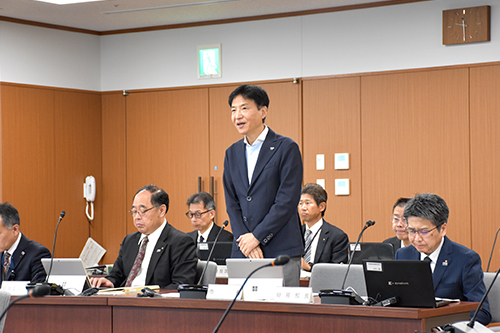市長が議会運営委員会に出席している写真