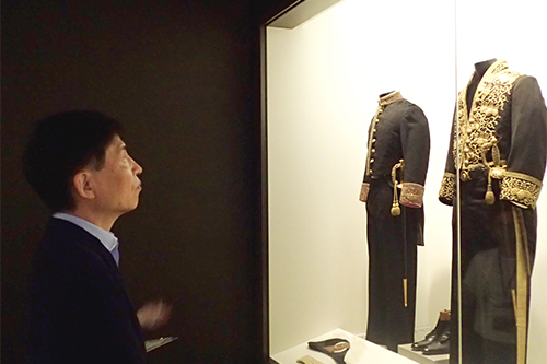 市長が博物館で鑑賞している写真