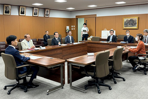 市長が歓談している写真