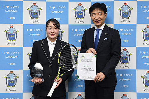 記念撮影の様子の写真