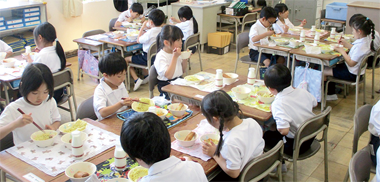 小学校の給食の様子の写真