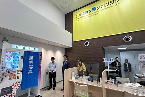 市長がいちのみや駅ナカプラザを訪問している写真