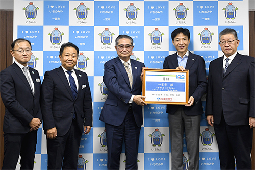 市長が記念写真を撮っている写真