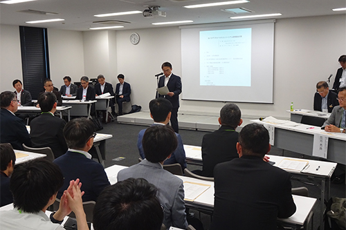 市長が定時総会に出席している写真