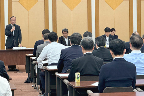 市長が説明を受けている写真