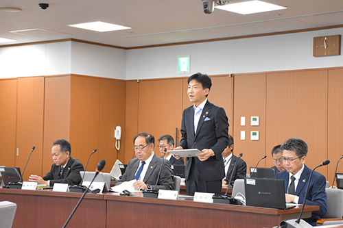 市長が議会運営委員会に出席している写真