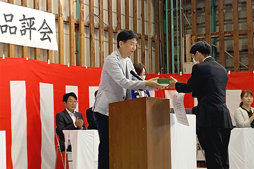 市長が表彰している写真