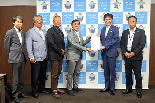 市長が協同組合一宮繊維卸センターから報告を受けている写真