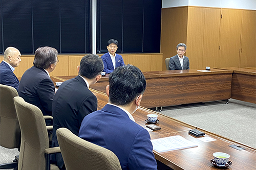 市長が意見交換している写真