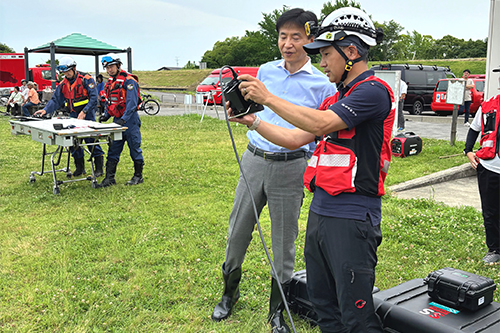 市長が視察している写真