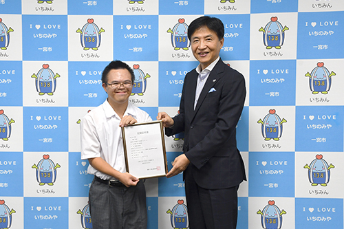 市長が田口隆太さんと記念撮影している写真