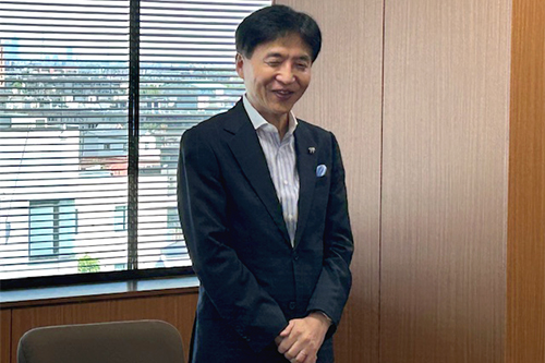 市長が会議に出席している写真