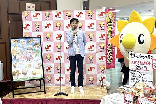 市長が一宮モーニングマルシェであいさつしている写真