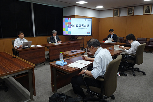 市長が定例記者会見をしている写真