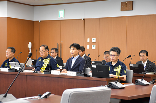 市長が議会運営委員会に出席している写真