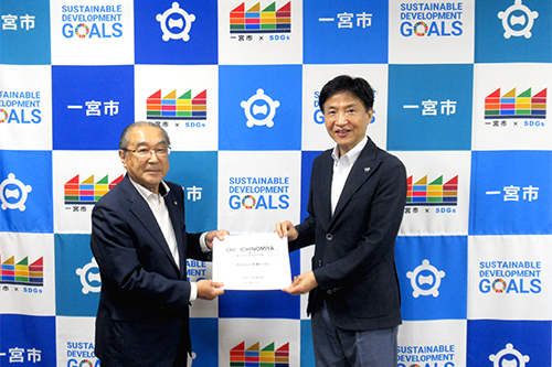 市長が記念撮影している写真