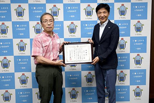 市長が記念撮影している写真
