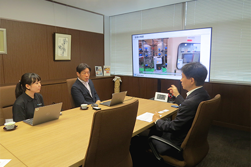 市長が説明を受けている写真