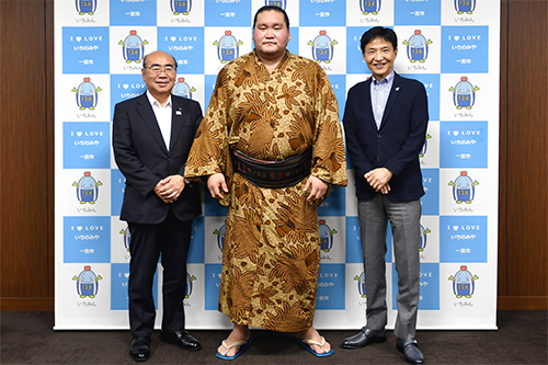 市長が記念撮影している写真