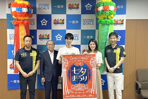 市長が記念撮影している写真