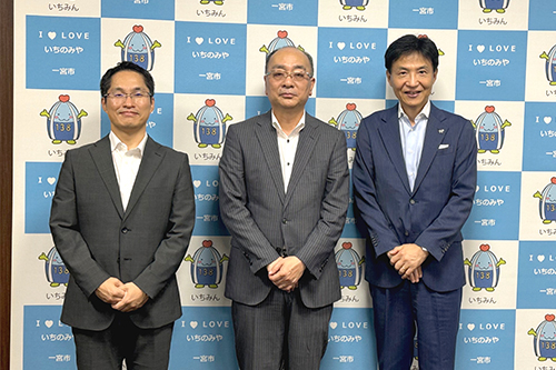 市長があいさつを受けている写真
