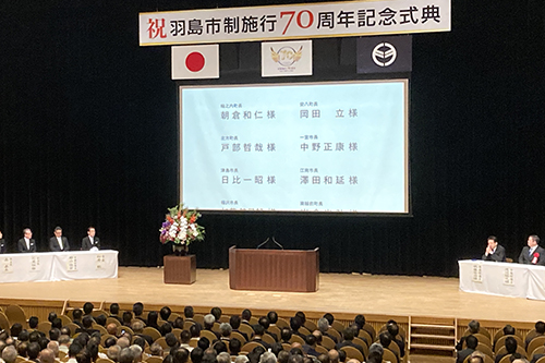 市長が式典に参加している写真