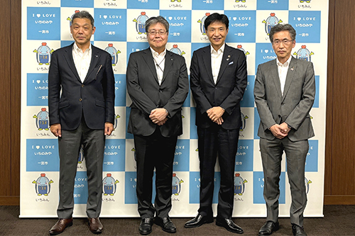 市長が記念撮影している写真