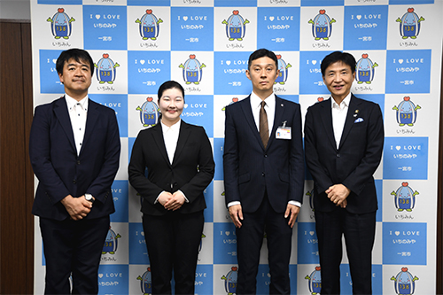 市長が記念撮影している写真