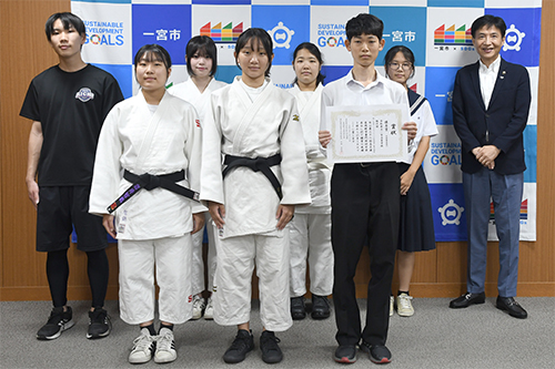 市長が記念撮影している写真