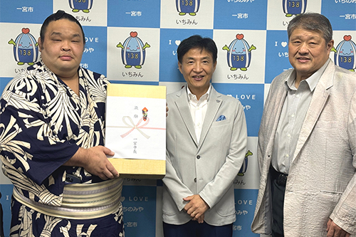 市長が記念撮影している写真