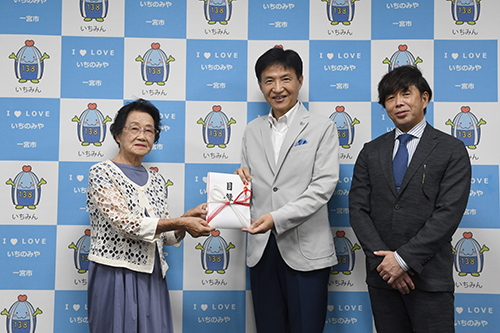 市長が記念撮影している写真