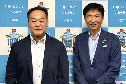 市長が記念撮影している写真