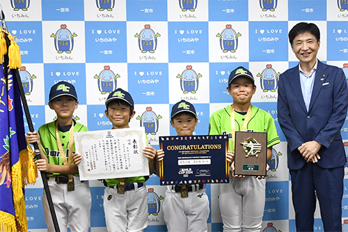 市長が記念撮影している写真