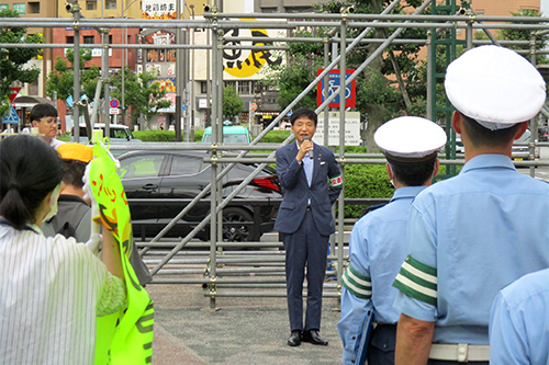 市長が街頭キャンペーンしている写真