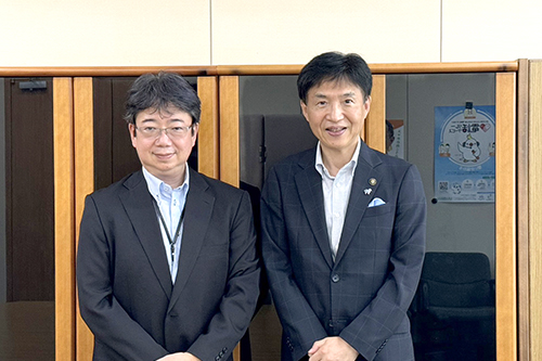 市長が総務省を訪問している写真